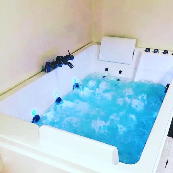 L'Atelier Des Reves Un Moment Magique Spa Prive 博讷 外观 照片